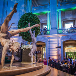 Living Statue contortionists